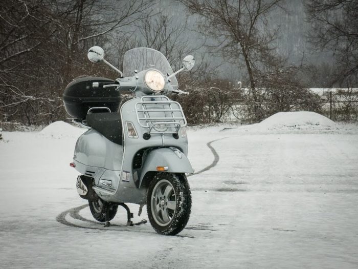 warm op de scooter vespa