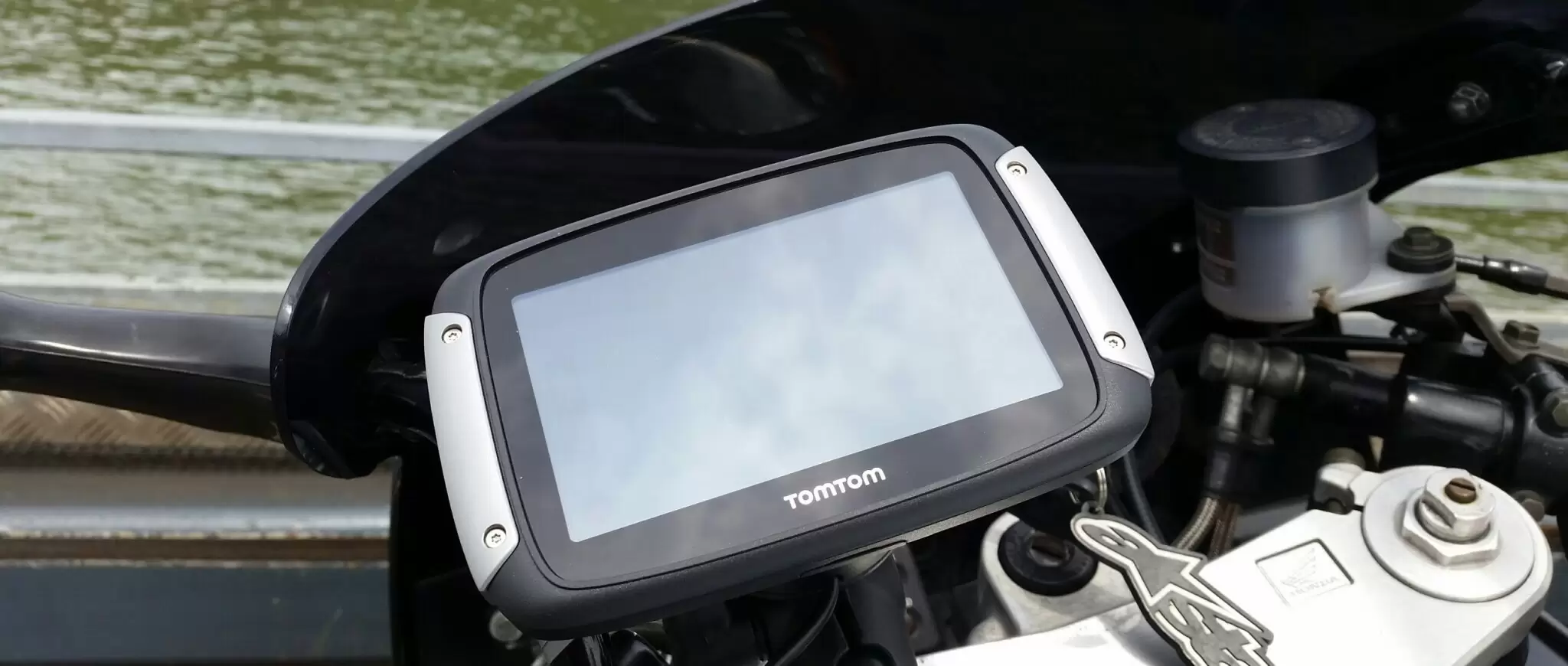 Zoekmachinemarketing redactioneel Aankondiging MotorKledingCenter - Bekijk de TomTom Rider 400 review.