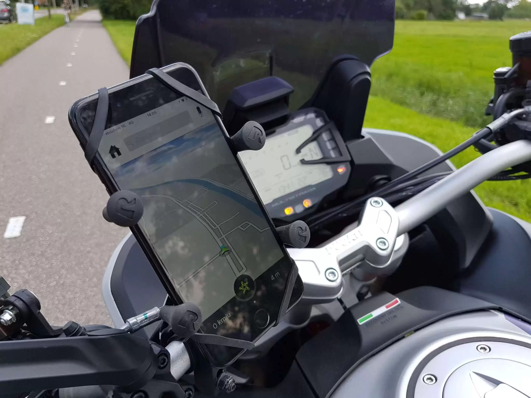 Discreet tiran binnen De handigste smartphone apps voor de motorrijder - MKC Moto