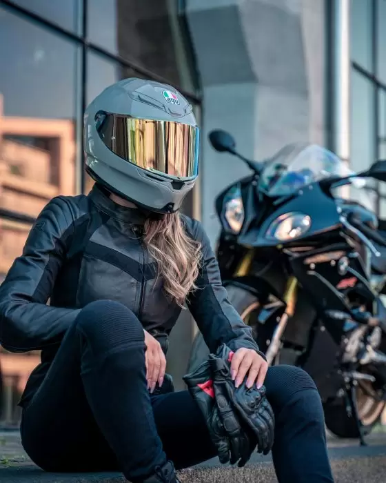 Maxim domein gevangenis 3 dames motorkledingoutfits voor de zomer - MKC Moto