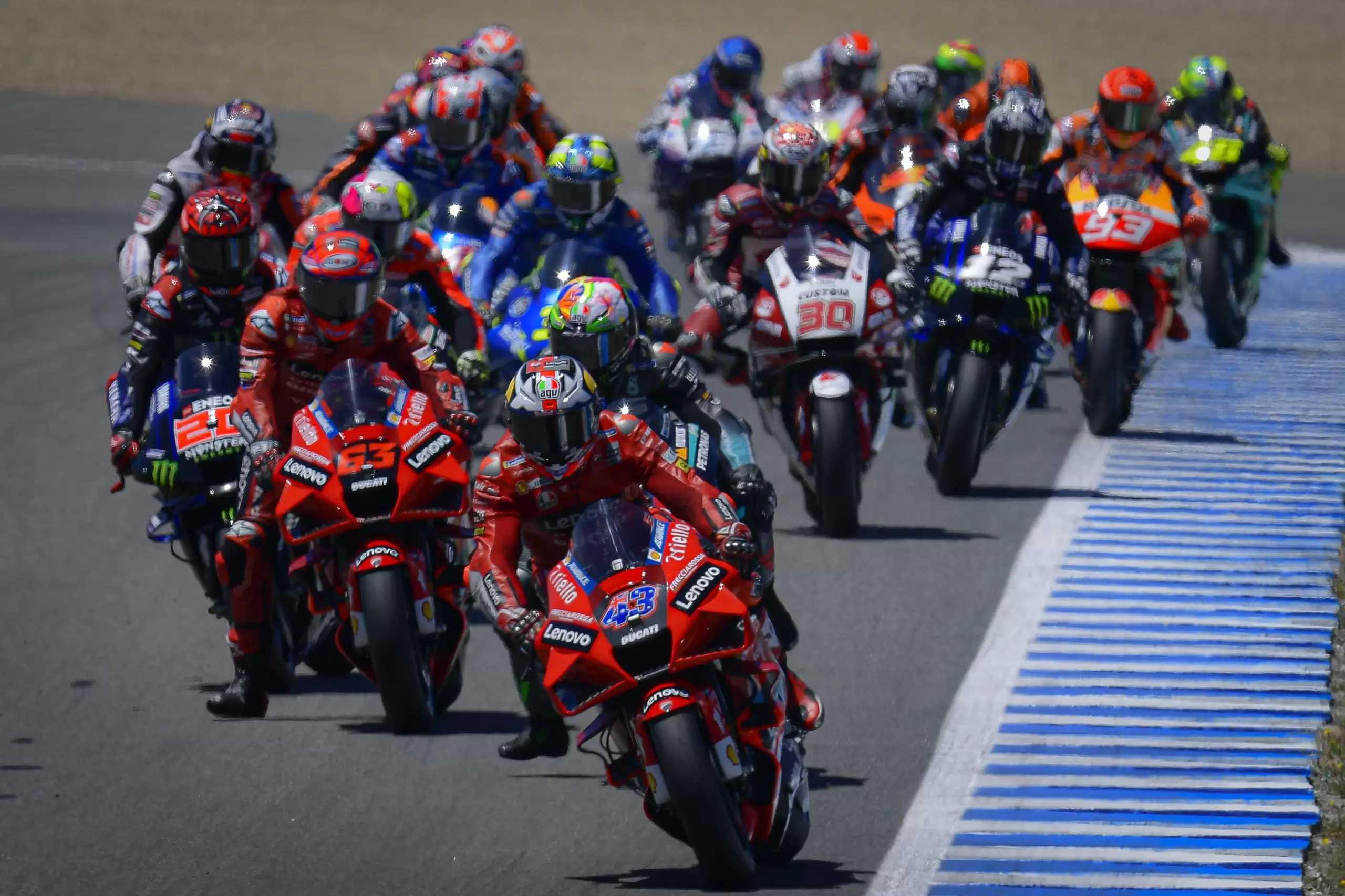 Wie gaat het initiatief nemen in de MotoGP titelstrijd?